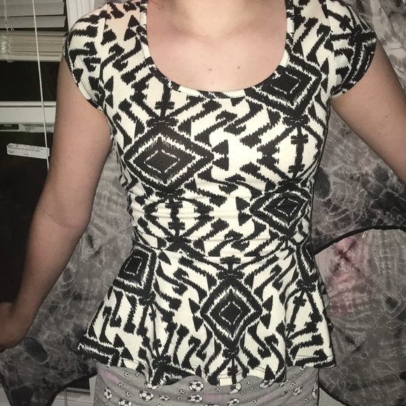 A flare out blouse - Picture 3 of 4